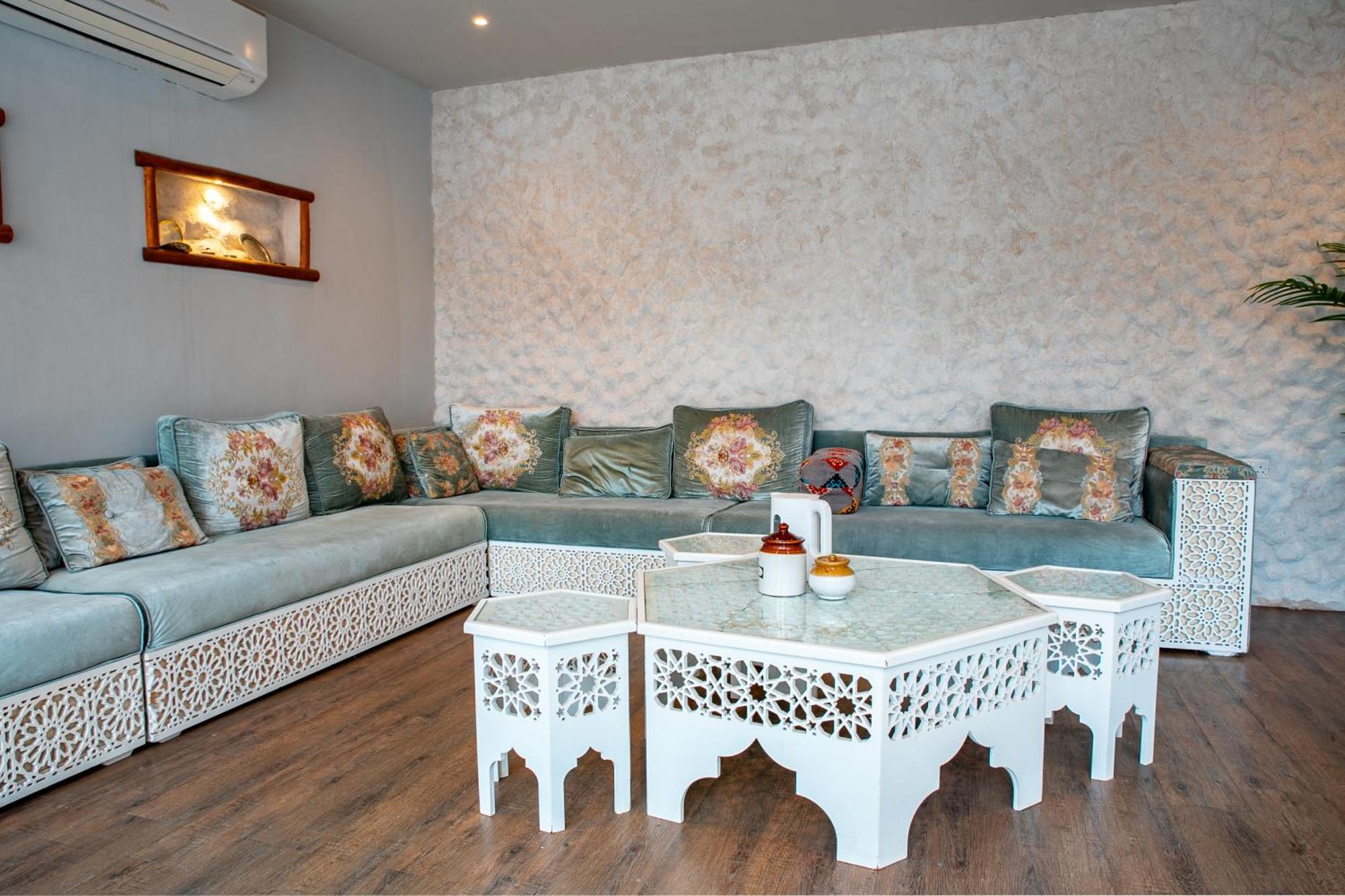 Elegant Garden Stay With 2 Living Areas, 2 Bedrooms, 1 Full And 1 Half Bath For 6 Guests Umm Al Amad Exterior photo